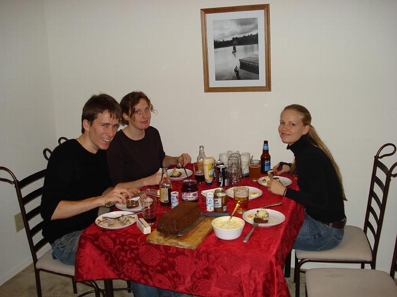 DSC00922.JPG - En næsten rigtig julefrokost blev det også til med hjælp fra Ikea. Vi havde både rugbrød, sild, karrysalat og leverpostej - det er noget bedre end at holde jul i Egypten :-)