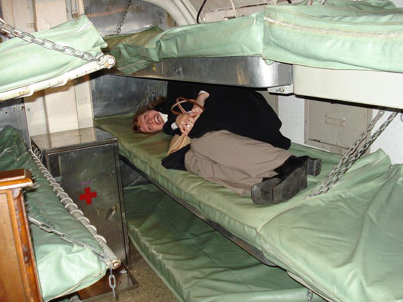 DSC01027.JPG - Inde i ubåden var der ikke så meget plads. Her afprøver Anna lige om køjerne er lige så ubehagelige som de ser ud - det er de...