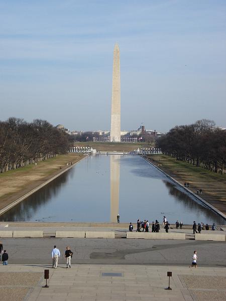 DSC01234.JPG - Da Lars også kom på besøg drog Kristina, Lars og Martin til Washington for at se på de forskellige seværdigheder der. Her er det Washington Memorial der stikker i vejret som et andet   symbol.