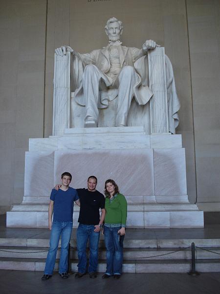DSC01243.JPG - Vi besøgte også lige Abrahalm Lincoln i hans Memorial. (Det var ham der var præsident under borgerkrigen - og i øvrigt blev skudt i teateret få dage efter krigens afslutning af en skuespiller).