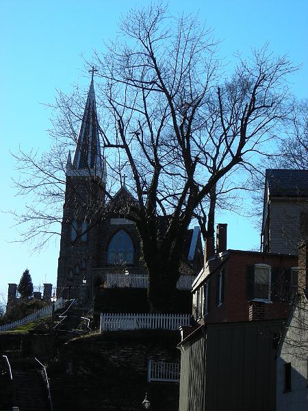 DSCN0617.JPG - Lidt oppe over byen troner byens fine kirke.