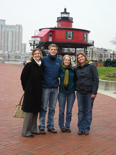 DSCN0632.JPG - Det blev også til sightseeing i Baltimore. Her ses vi foran et gammelt fyrtårn.