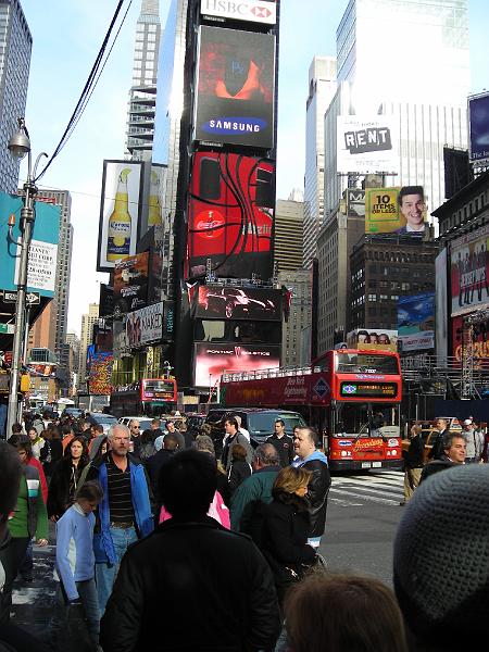 DSCN0662.JPG - Her ses Times Square, hvilket må siges at være lidt af en skuffelse idet der stort set ikke nogen plads. Det er blot et y-kryds med en masse fladskærme.