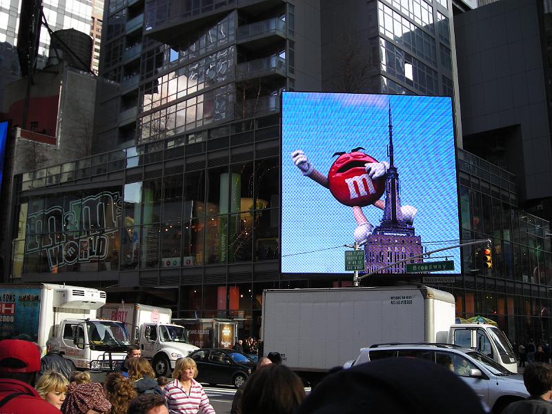 DSCN0663.JPG - Som noget spøjst er der en kæmpestor M&M's butik lige ved Times Square.