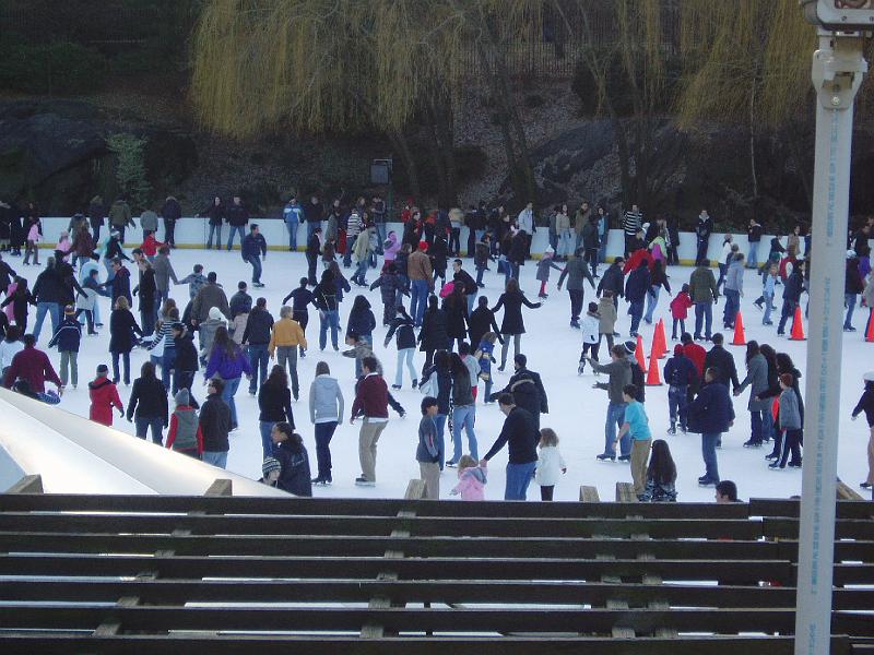 P1010100.JPG - Der er skam også en isskøjtebane på denne tid af året i parken. Det ser meget hyggeligt ud, men folk står ret tæt dernede så der er ikke meget plads til at falde...