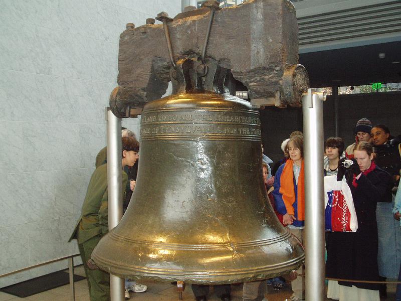 P1010130.JPG - I weekenden tog vi til Philadelphia for at se lidt på seværdighederne der. Her så vi Liberty Bell som amerikanerne er meget betagede af. Vi forstod ikke helt hvorfor den var så speciel.